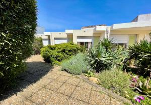 Zahrada ubytování Amerique Hotel Palavas - Piscine - Plage