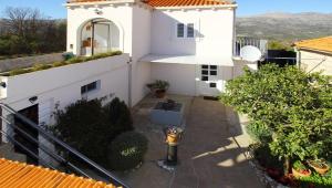 uma vista aérea de uma casa branca com uma varanda em Apartment Marita em Cilipi