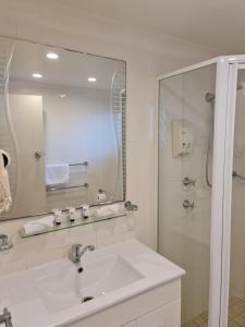 Ein Badezimmer in der Unterkunft Country Plaza Motel Taree