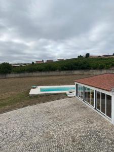 um edifício com piscina num campo em Casa da Azinhaga em Alenquer