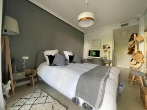 Posteľ alebo postele v izbe v ubytovaní Luxury Apartment Sunset Golf Estepona