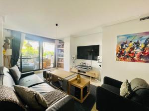 Televízia a/alebo spoločenská miestnosť v ubytovaní Luxury Apartment Sunset Golf Estepona