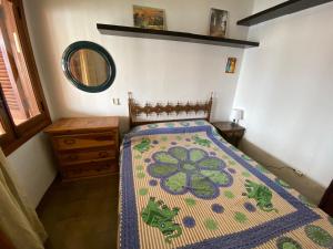 sypialnia z łóżkiem z kołdrą w obiekcie Apartamentos Neptuno Altamar w mieście Alcossebre