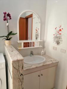 トラッペートにあるCasa del Soleのバスルーム(洗面台、鏡付)
