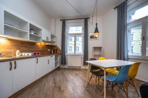kuchnia i jadalnia ze stołem i krzesłami w obiekcie Folimanka Apartments w Pradze
