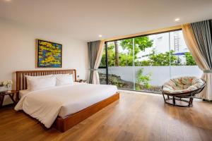 芽莊的住宿－La Nha Trang Villa by Elite Stay，一间卧室设有一张床和一个大窗户