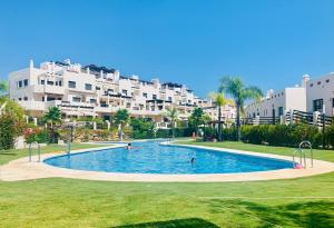 Bazén v ubytovaní Luxury Apartment Sunset Golf Estepona alebo v jeho blízkosti