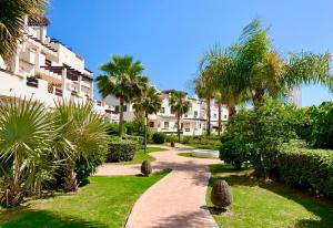 Vonkajšia záhrada v ubytovaní Luxury Apartment Sunset Golf Estepona
