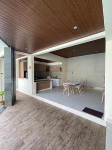 a kitchen and dining room with a table and chairs at Blue Breeze Villa in Lajor