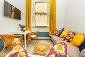 - un salon avec un canapé et une table dans l'établissement Kenova apartment Old Town, à Dubrovnik