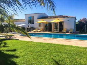Galeriebild der Unterkunft 6 bedrooms villa with sea view and private pool at Loule in Loulé