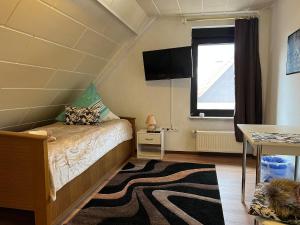 - une petite chambre avec un lit et une fenêtre dans l'établissement Ferienappartements Dolgesheim 1, à Dolgesheim