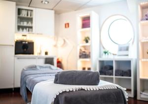 Cama ou camas em um quarto em Viking Line ferry Gabriella - 2-night Cruise Stockholm-Helsinki-Stockholm