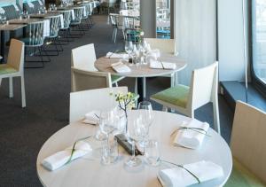 Um restaurante ou outro lugar para comer em Viking Line ferry Gabriella - 2-night Cruise Stockholm-Helsinki-Stockholm