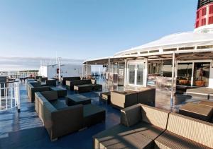 Uma área de estar em Viking Line ferry Gabriella - 2-night Cruise Stockholm-Helsinki-Stockholm