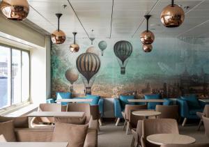Uma área de estar em Viking Line ferry Gabriella - 2-night Cruise Stockholm-Helsinki-Stockholm
