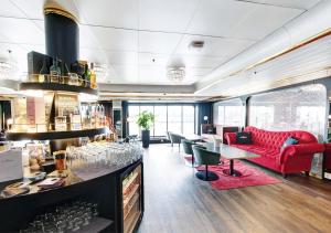 Uma área de estar em Viking Line ferry Gabriella - 2-night Cruise Stockholm-Helsinki-Stockholm