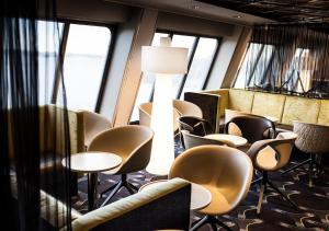 Uma área de estar em Viking Line ferry Gabriella - 2-night Cruise Stockholm-Helsinki-Stockholm