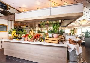 un mostrador de comida con frutas y verduras. en Viking Line ferry Gabriella - Cruise Stockholm-Helsinki-Stockholm en Estocolmo
