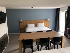 Postel nebo postele na pokoji v ubytování Loch Lomond Hotel