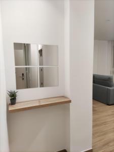 lustro na ścianie w salonie w obiekcie Iberflat Apartamentos Trinidad w mieście Castellón de la Plana