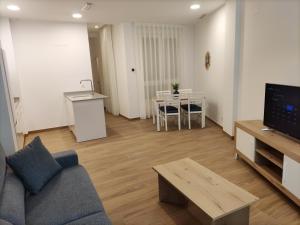 Telewizja i/lub zestaw kina domowego w obiekcie Iberflat Apartamentos Trinidad