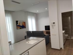 Telewizja i/lub zestaw kina domowego w obiekcie Iberflat Apartamentos Trinidad