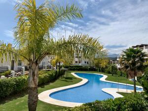 Bazén v ubytovaní Luxury Apartment Sunset Golf Estepona alebo v jeho blízkosti