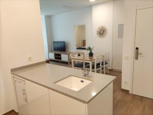 Telewizja i/lub zestaw kina domowego w obiekcie Iberflat Apartamentos Trinidad