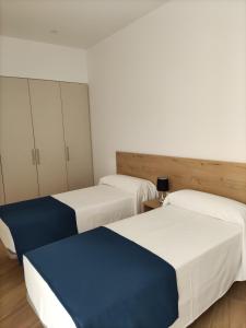 Łóżko lub łóżka w pokoju w obiekcie Iberflat Apartamentos Trinidad