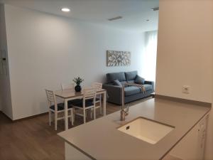 salon z kanapą i stołem w obiekcie Iberflat Apartamentos Trinidad w mieście Castellón de la Plana