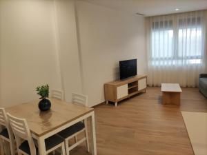 Telewizja i/lub zestaw kina domowego w obiekcie Iberflat Apartamentos Trinidad