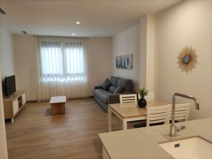Telewizja i/lub zestaw kina domowego w obiekcie Iberflat Apartamentos Trinidad