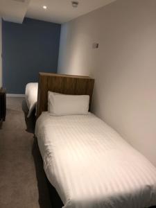 Postel nebo postele na pokoji v ubytování Loch Lomond Hotel
