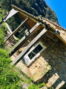 un edificio con una ventana en el lateral. en Casetta en Olivese