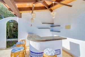 una cucina all'aperto con bancone e sgabelli di Villa Julieta a Cala Murada