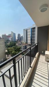 uma varanda com vista para a cidade em Apartamento para renovar as energias - Cama Queen em São Paulo