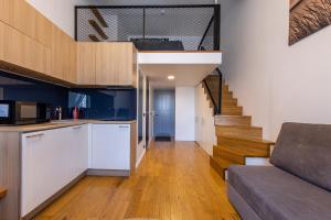 Kuchyň nebo kuchyňský kout v ubytování Urban Two-Level Apartments 13