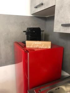 eine rote Box auf einem roten Kühlschrank in der Unterkunft La Palazzina di Margò in Capurso