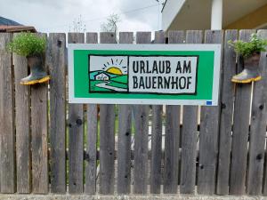 Znak na płocie z napisem, który brzmi "podtrzymujący" w obiekcie Bauernhof Gfraser w mieście Serfaus