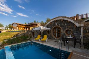 a villa with a swimming pool and a house at Maison Green Hill in Antalya