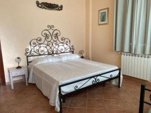 A bed or beds in a room at Tenuta Guardavaglia