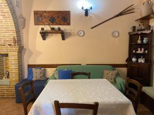 A seating area at Tenuta Guardavaglia