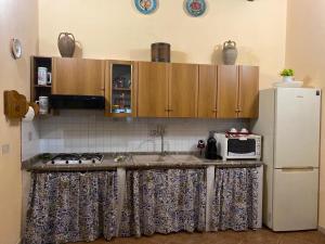 A kitchen or kitchenette at Tenuta Guardavaglia
