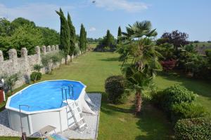 een uitzicht over het zwembad in de tuin bij Apartment Magalita in Udine