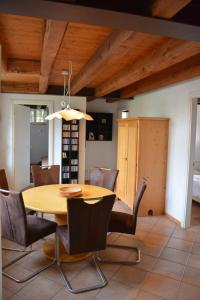 una sala da pranzo con tavolo e sedie in legno di Apartment Magalita a Udine