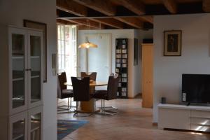 een eetkamer en een woonkamer met een tafel en stoelen bij Apartment Magalita in Udine