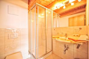łazienka z prysznicem i umywalką w obiekcie Appartements Plattlerhof w mieście Serfaus +37 zdjęć