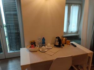 a table in a room next to a window at Agriturismo La Ciasa Del Fabio in Tassullo