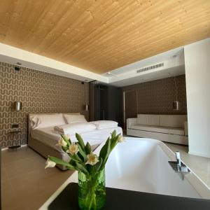 Postel nebo postele na pokoji v ubytování Relais Limonaia - Suites & Garden SPA